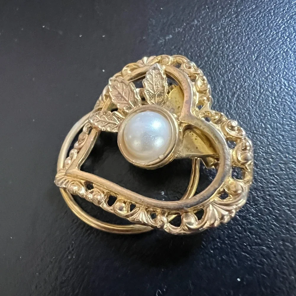 Vintage‎ Gold Tone Heart Scarf Clip Faux Pearl Floral Filigree Romantic Pin